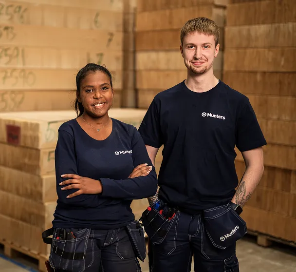 One smiling woman and one smiling man in Munters' t-shirts.