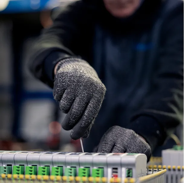Munters' liquid cooling manufacturer at work.